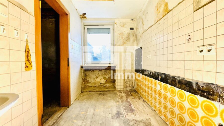 (R)eserviert!Wohn- und Gewerbeensemble + 3 Nebengebäude auf großem Grundstück - EG Wohnhaus Zimmer ehemals Badezimmer